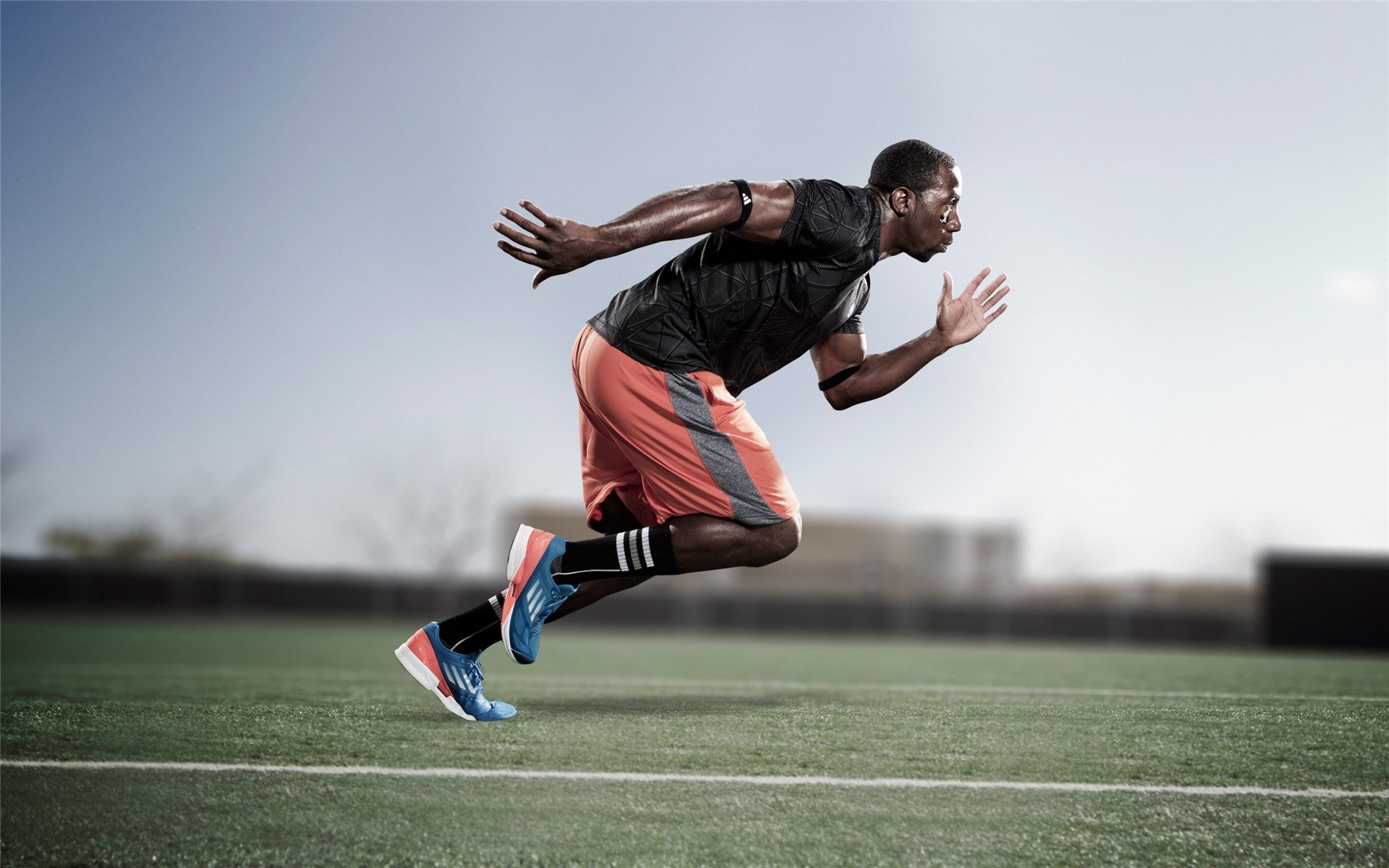 青少年足球课程内容不断丰富，结合现代科技创新，你认为青少年足球训练应该如何开展